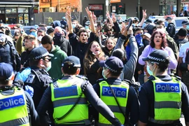 Cảnh sát bắt giữ người biểu tình do vi phạm các quy định về phòng, chống dịch viêm đường hô hấp cấp COVID-19 tại Melbourne, Australia, ngày 13/9/2020. (Ảnh: AFP/TTXVN)