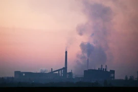 Khí thải phát ra từ một nhà máy thép ở Sofia, Bulgaria. (Ảnh: AFP/TTXVN)