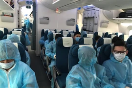 Các công dân Việt Nam từ nước ngoài về nước. (Ảnh: Nguyễn Minh/TTXVN)