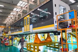 Công nhân làm việc bên trong một dây chuyền sản xuất ở Đường Sơn, tỉnh Hà Bắc, Trung Quốc. (Ảnh: THX/TTXVN)