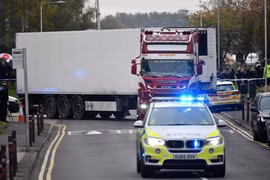 Cảnh sát Anh áp giải xe container chở 39 thi thể được tìm thấy tại Grays, Essex, ngày 23/10/2019. (Ảnh: AFP/TTXVN)