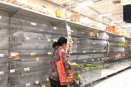 Người dân Thái Lan đổ xô đi mua lương thực, thực phẩm tích trữ phòng ngừa COVID-19 khiến nhiều quầy hàng trống rỗng. (Ảnh: Ngọc Quang/TTXVN)