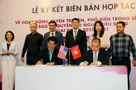 Ký Biên bản ghi nhớ hợp tác về tuyên truyền, phổ biến trong lĩnh vực bảo vệ người tiêu dùng giai đoạn 2020-2021. (Ảnh: Mỹ Phương/TTXVN)