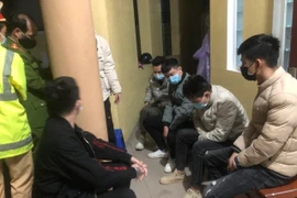 Công an thành phố Đà Nẵng tạm giữ người nhập cảnh trái phép để điều tra. (Ảnh: TTXVN phát)