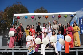 Du học sinh Việt Nam và nước ngoài ở Fukushima trong màn trình diễn áo dài tại Lễ hội Việt Nam 2019. (Ảnh: Đào Thanh Tùng/TTXVN)