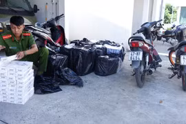 Lực lượng chức năng kiểm đếm số tang vật thu giữ. (Ảnh: Công Mạo/TTXVN)
