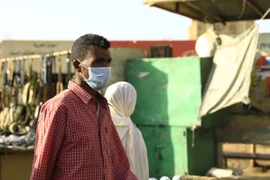 Người dân đeo khẩu trang phòng lây nhiễm COVID-19 tại Khartoum, Sudan ngày 14/3/2020. (Ảnh: THX/TTXVN)