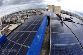 Hệ thống điện Mặt Trời áp mái được lắp đặt trên nóc trụ sở Công ty Điện lực Gò Vấp, Thành phố Hồ Chí Minh. (Ảnh: Ngọc Hà/TTXVN)
