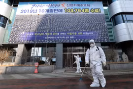 Phun thuốc khử trùng trước Nhà thờ Shincheonji tại thành phố Daegu, Hàn Quốc ngày 20/2. (Nguồn: Yonhap)