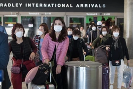 Hành khách đeo khẩu trang phòng lây nhiễm virus corona tại sân bay quốc tế Los Angeles ở California, Mỹ, ngày 29/1/2020. (Ảnh: AFP/TTXVN)