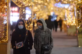 Người dân đeo khẩu trang phòng lây nhiễm COVID-19 tại Moskva, Nga, ngày 23/12/2020. (Ảnh: THX/ TTXVN)