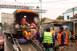  Đưa hàng hóa cứu trợ đến với người dân vùng lũ. (Ảnh: Văn Tý/TTXVN)