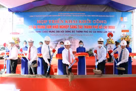 Lãnh đạo Thành phố Hồ Chí Minh và các sở, ngành thực hiện nghi thức khởi công Trung tâm khởi nghiệp sáng tạo Thành phố Hồ Chí Minh. (Ảnh: Tiến Lực/TTXVN)