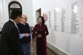Tổng Bí thư Đảng Cộng sản Argentina Victor Gorodeki Kot giới thiệu với Phó Bí thư Thường trực Thành ủy Hà Nội Ngô Thị Thanh Hằng góc truyền thống tại trụ sở của Đảng Cộng sản Argentina. (Ảnh: Hoài Nam/TTXVN)
