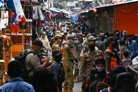 Cảnh sát Indonesia tuần tra tại một khu chợ ở thủ đô Jakarta. (Nguồn; AFP/TTXVN)