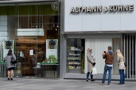 Các cửa hàng tại Vienna, Áo, mở cửa trở lại ngày 14/4/2020. (Ảnh: THX/TTXVN)