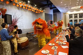 Người dân Séc hào hứng với màn múa lân. (Ảnh: Hồng Kỳ/TTXVN)