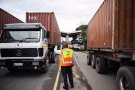 Chốt kiểm tra hàng hóa xuất nhập khẩu tại cảng biển Durban, Nam Phi. (Ảnh: Phi Hùng/TTXVN)