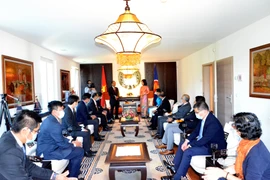 Đại sứ Kham-Inh Khitchadeth, Trưởng Phái đoàn thường trực Lào tại Geneva chúc mừng 75 năm Quốc khánh Việt Nam. (Ảnh: Tố Uyên/TTXVN)