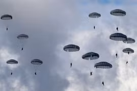 Lính nhảy dù Nga trong cuộc tập trận đổ bộ đường không chiến thuật tại bãi đáp Zhitovo. (Nguồn: TASS)