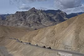 Đoàn xe quân sự của Ấn Độ di chuyển dọc cao tốc Srinagar-Leh, biên giới giữa Ấn Độ và Trung Quốc ngày 29/6/2020. (Ảnh: AFP/TTXVN)