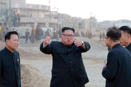 Nhà lãnh đạo Triều Tiên Kim Jong-un (giữa) thị sát công trình xây dựng khu du lịch nghỉ dưỡng Wonsan-Kalma ở bờ biển phía Đông thành phố Wonsan ngày 1/11/2018. (Ảnh: AFP/TTXVN)