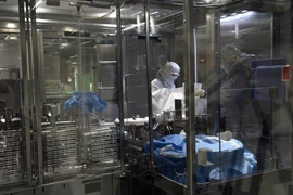 Kỹ thuật viên làm việc tại nhà máy của hãng dược phẩm Mỹ Eli Lilly ở Fegersheim, miền đông nước Pháp. (Ảnh: AFP/TTXVN)