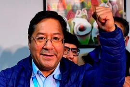 Ứng cử viên Luis Arce mừng chiến thắng tại La Paz, Bolivia, ngày 19/10/2020. (Ảnh: AFP/TTXVN)
