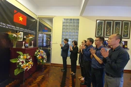 Đại sứ Lê Huy Hoàng và toàn thể cán bộ Đại sứ quán Việt Nam tại Mozambique viếng nguyên Tổng Bí thư Lê Khả Phiêu. (Ảnh: Đình Lượng/TTXVN)