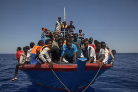 Người di cư chờ được giải cứu ở ngoài khơi Libya. (Ảnh: AFP/TTXVN)