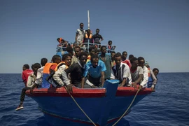 Người di cư chờ được giải cứu ở ngoài khơi Libya. (Ảnh: AFP/TTXVN)