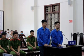 Bị cáo Vũ Văn Tới và Hoàng Mạnh Cường tại phiên tòa. (Ảnh: Vũ Hà/TTXVN)