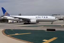 Máy bay của hãng hàng không United Airlines tại sân bay quốc tế Los Angeles, Mỹ. (Ảnh: AFP/TTXVN)