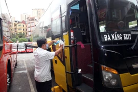 Các nhà xe sát khuẩn một số khu vực hành khách hay tiếp xúc để phòng chống lây lan dịch bệnh COVID-19 tại bến xe Giáp Bát. (Ảnh: Danh Lam/TTXVN)