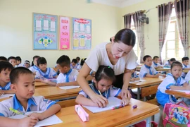 Giờ tập viết của học sinh Tiểu học Nghi Xuân, huyện Nghi Lộc, Hà Tĩnh. (Ảnh: Bích Huệ/TTXVN)