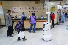 Robot phun thuốc khử trùng tại một bệnh viện ở Vũ Hán, tỉnh Hồ Bắc, Trung Quốc, ngày 16/3/2020. (Ảnh: THX/TTXVN)