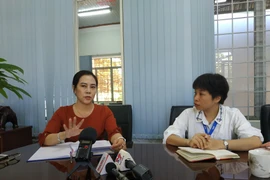  Bà Huỳnh Thị Kim Huệ (bên trái), Hiệu trưởng Trường Trung học phổ thông Chu Văn An trao đổi với phóng viên. (Ảnh: Tuấn Anh/TTXVN)