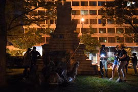 Tượng Tướng Albert Pike bị người biểu tình kéo đổ tại Wahsington, DC, Mỹ, tối 19/6/2020. (Ảnh: AFP/TTXVN)