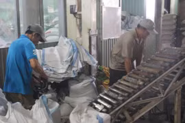 Đóng gói gạo. (Ảnh: Minh Trí/TTXVN)