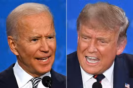 Cựu Phó Tổng thống Mỹ Joe Biden (trái) và đương kim Tổng thống Mỹ Donald Trump (phải) tại vòng tranh luận trực tiếp đầu tiên ở thành phố Cleveland, bang Ohio ngày 30/9/2020. (Ảnh: AFP/TTXVN)