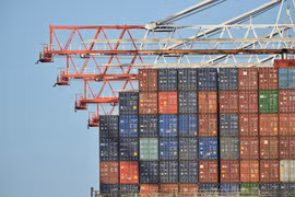 Hàng hóa xếp tại cảng ở Southampton, Anh. (Ảnh: AFP/TTXVN)