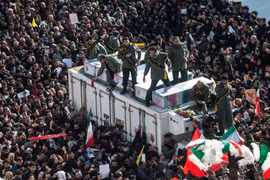 Hàng chục nghìn người tham dự lễ tang Tướng Qassem Soleimani tại Tehran, Iran, ngày 6/1. (Ảnh: THX/TTXVN)