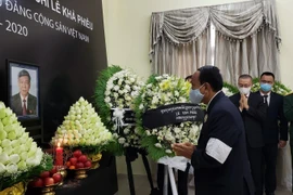 Đoàn Đại biểu Đảng Nhân dân Campuchia (CPP) do ngài Ek Samol, Chủ nhiệm Ủy ban Kiểm tra Trung ương dẫn đầu viếng nguyên Tổng Bí thư Lê Khả Phiêu. (Ảnh: TTXVN)
