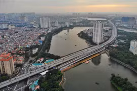Tuyến đường Vành đai 3 đi thấp qua hồ Linh Đàm. (Ảnh: Danh Lam/TTXVN)