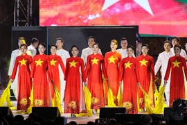 Nghệ sỹ Việt Nam biểu diễn trong lễ bế mạc SEA Games 30. (Ảnh: Hoàng Linh/TTXVN)
