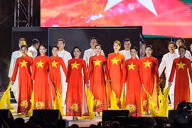 Nghệ sỹ Việt Nam biểu diễn trong lễ bế mạc SEA Games 30. (Ảnh: Hoàng Linh/TTXVN)