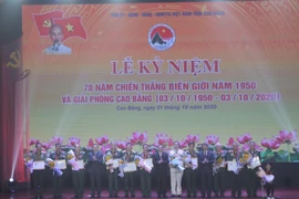 Lãnh đạo Tỉnh Cao Bằng tặng Huy hiệu Vì sự nghiệp xây dựng và phát triển tỉnh Cao Bằng cho các nhân có nhân có nhiều đóng góp trong sự nghiệp xây dựng và phát triển tỉnh Cao Bằng trong lễ kỷ niệm 70 năm Chiến thắng Biên giới năm 1950 - Giải phóng Cao Bằng