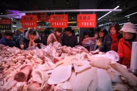 Quầy thịt lợn tại một khu chợ ở Tân Châu, tỉnh Sơn Đông, Trung Quốc. (Ảnh: AFP/TTXVN)