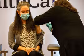 Một nhân viên y tế được tiêm vắcxin ngừa COVID-19 của Moderna tại Hartford, bang Connecticut, Mỹ ngày 21/12/2020. (Ảnh: AFP/TTXVN)