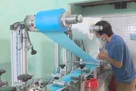 Dây chuyền sản xuất khẩu trang của Công ty TNHH Đầu tư phát triển Thùy Tiên. (Ảnh: TTXVN)